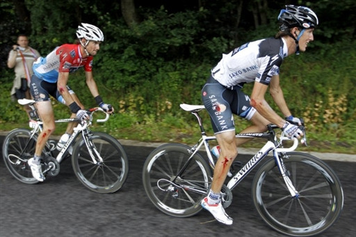 安迪-施莱克(左)带伤骑行