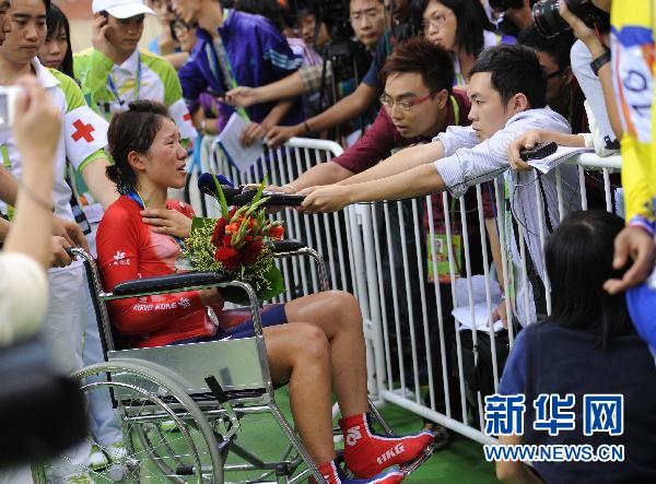 中国香港选手黄蕴瑶受伤坚持比赛获银牌后接受采访