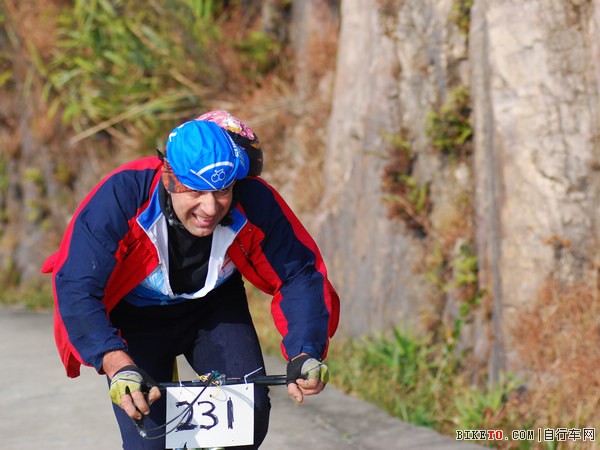 号码牌自己描的,背着开裂的泡沫头盔,老外车手果然特立独行
