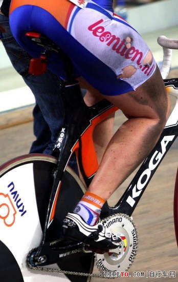 自行车世界杯赛场事故多 女骑手破裤仍夺金