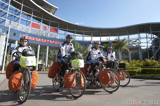 队员们骑行通过磨憨口岸