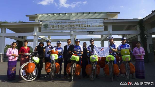 队员们抵达中科院西双版纳热带植物园