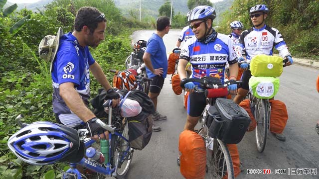 队员们遇“到西班牙三剑客”