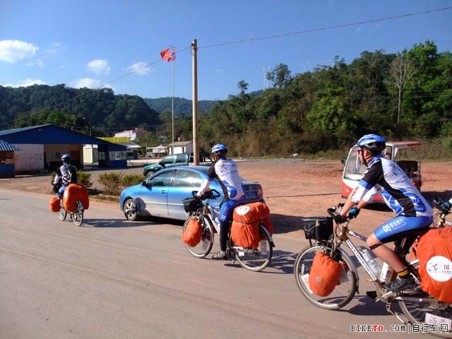 队员们进入老挝入关检查站