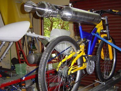 采用氮气加速系统的...自行车