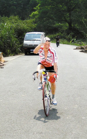 七旬老汉走单骑