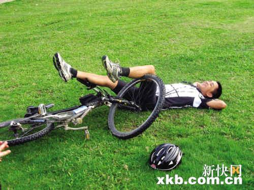 单车一族推动低碳出行