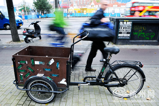 乐在“骑”中 自行车王国的“骑士”精神