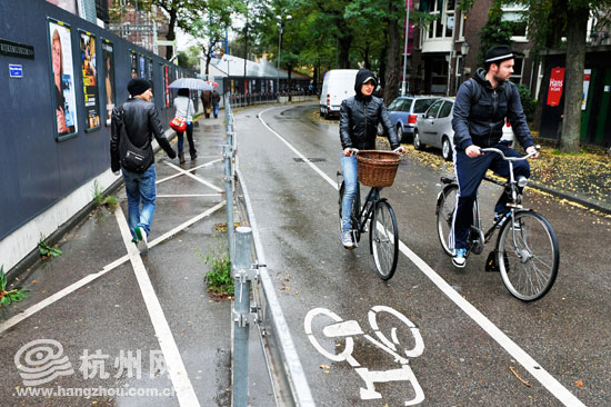 乐在“骑”中 自行车王国的“骑士”精神