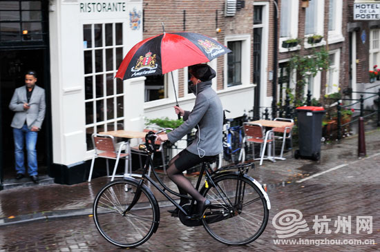 乐在“骑”中 自行车王国的“骑士”精神