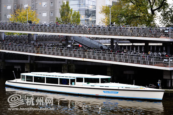 乐在“骑”中 自行车王国的“骑士”精神