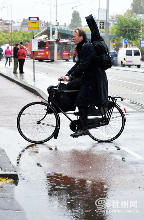 乐在“骑”中 自行车王国的“骑士”精神