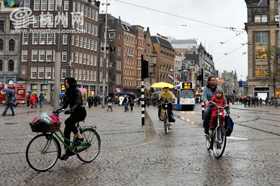 乐在“骑”中 自行车王国的“骑士”精神