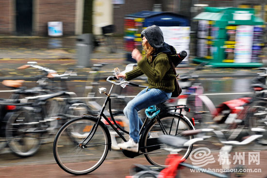 乐在“骑”中 自行车王国的“骑士”精神