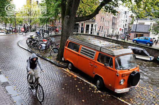 乐在“骑”中 自行车王国的“骑士”精神