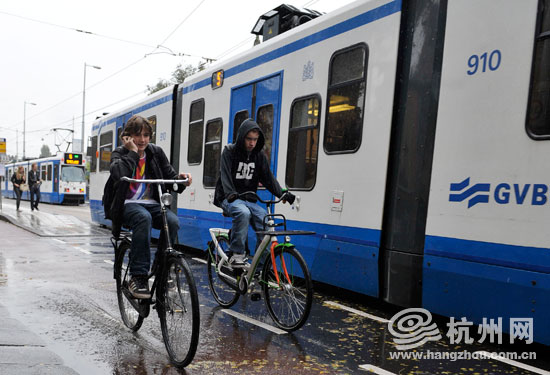 乐在“骑”中 自行车王国的“骑士”精神