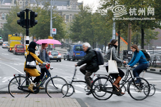 乐在“骑”中 自行车王国的“骑士”精神