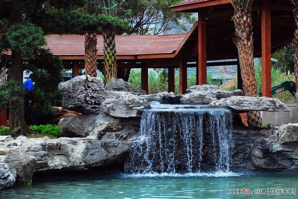 楼前的池塘流水潺潺