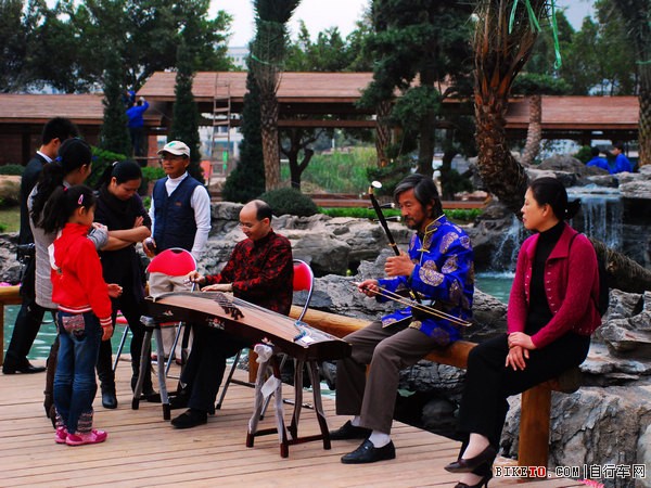 庆典当天民间艺人前来助兴