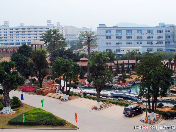 办公大楼上俯瞰楼前的亭台楼榭