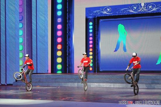极限单车亮相元宵晚会