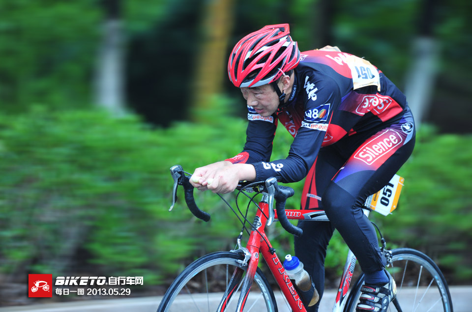 暴雨突降大蜀山,中老年车友冒雨坚持 暴雨突降大蜀山,中老年车友冒雨坚持