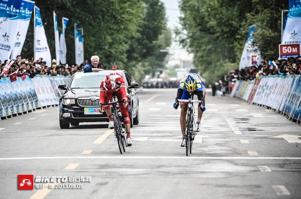 冷雨恶战,终点二人决雌雄 冷雨恶战,终点二人决雌雄