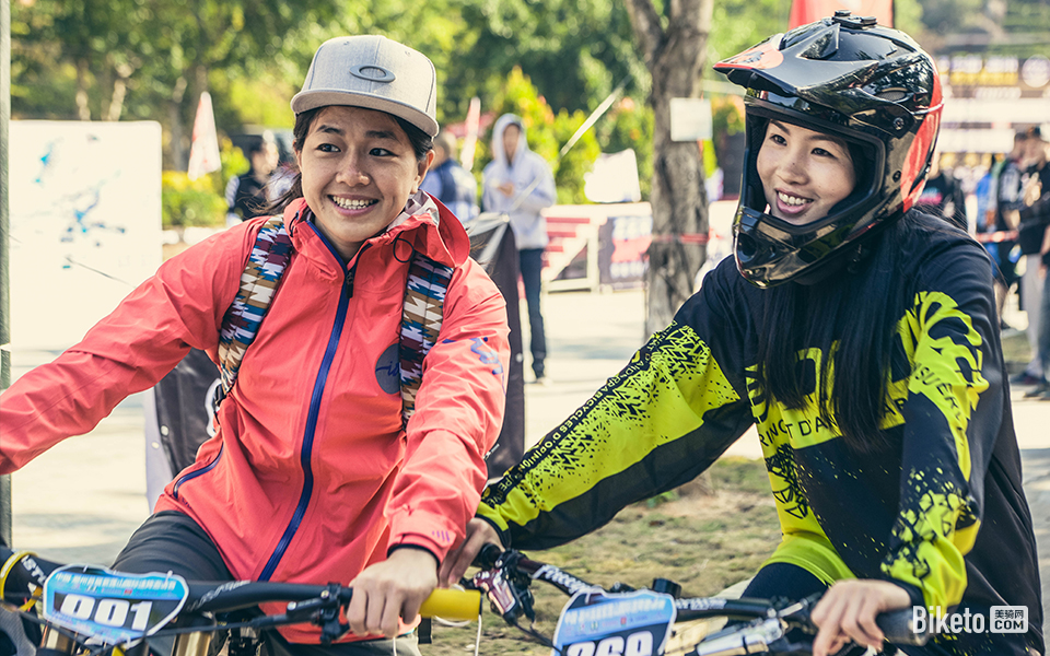 自行车美图摄影_BIKETO美骑网【每日一图】今天看速降美女 自行车美图摄影_BIKETO美骑网【每日一图】今天看速降美女