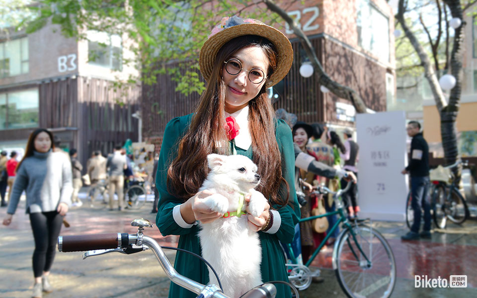 自行车美图摄影_BIKETO美骑网【每日一图】美女与小兽 自行车美图摄影_BIKETO美骑网【每日一图】美女与小兽
