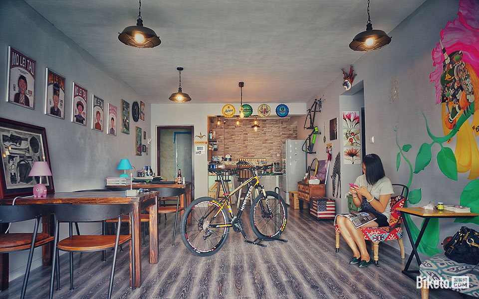 自行车美图摄影_BIKETO美骑网【每日一图】人生赢家就是有车有房有妹子 自行车美图摄影_BIKETO美骑网【每日一图】人生赢家就是有车有房有妹子