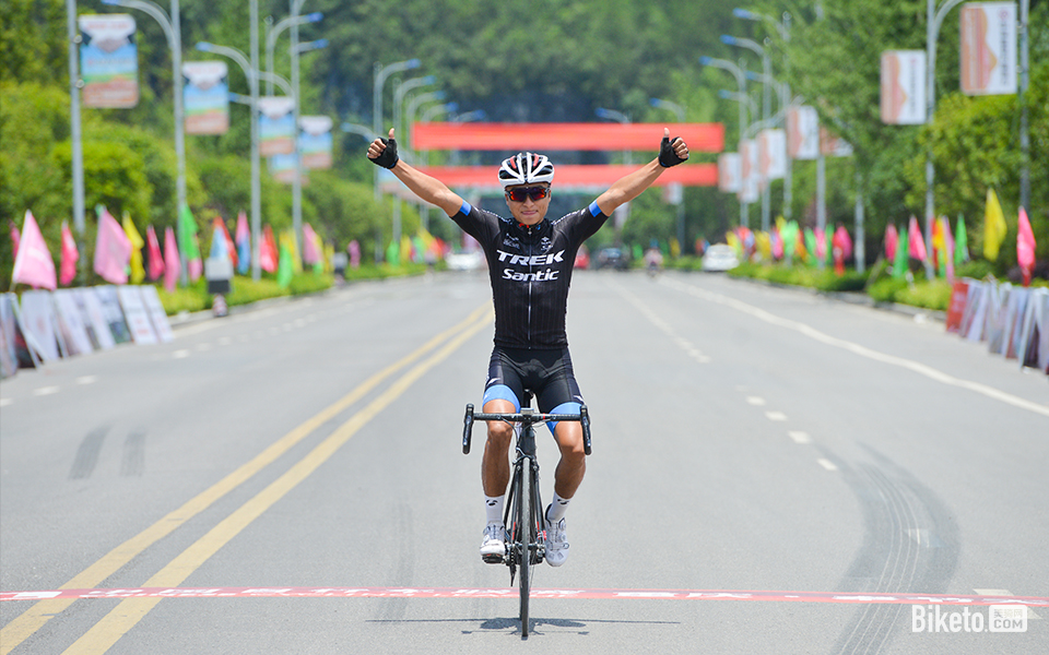 自行车美图摄影_BIKETO美骑网【每日一图】庆祝胜利的标准姿势 自行车美图摄影_BIKETO美骑网【每日一图】庆祝胜利的标准姿势