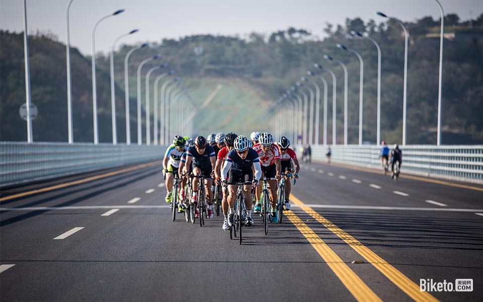 自行车美图摄影_BIKETO美骑网【每日一图】一群风一样的男人 自行车美图摄影_BIKETO美骑网【每日一图】一群风一样的男人