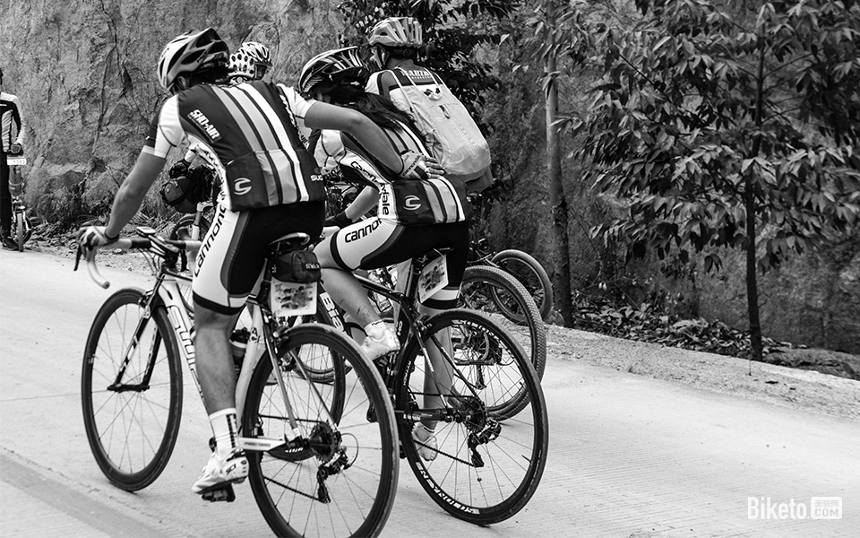 自行车美图摄影_BIKETO美骑网【每日一图】队友之间就要互相帮助 自行车美图摄影_BIKETO美骑网【每日一图】队友之间就要互相帮助