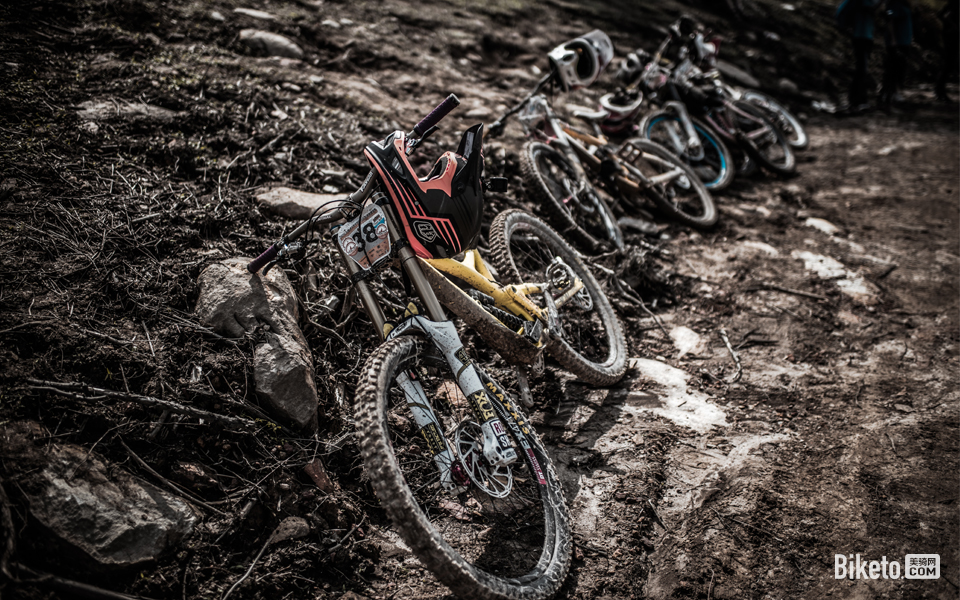 自行车摄影_BIKETO美骑网【每日一图】激战过后的赛场一角(重口味) 自行车摄影_BIKETO美骑网【每日一图】激战过后的赛场一角(重口味)