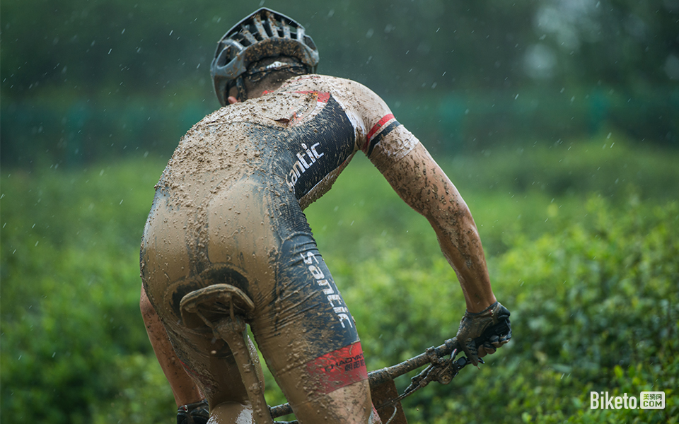 【每日一图】雨水+泥巴=山地车! 【每日一图】雨水+泥巴=山地车!