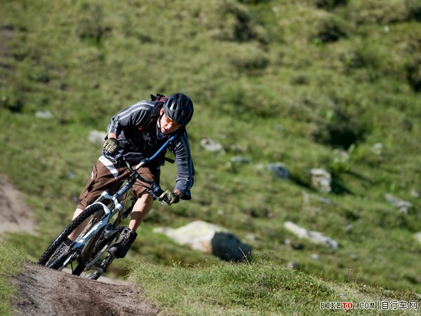 如何选购自行车头盔