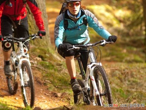 技巧问答:如何在蜿蜒单轨赛道上保持速度