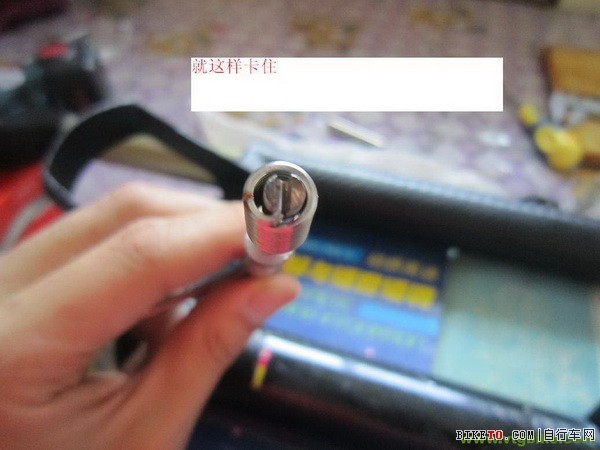 A柱碟刹前叉滑丝修补法