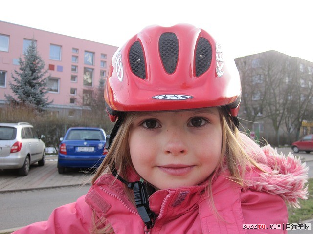 如何为儿童佩戴头盔 如何为儿童佩戴头盔