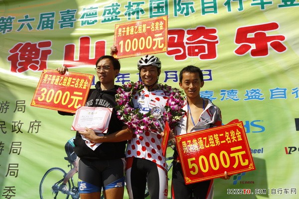 几维车队 黄龙、重庆三兴自行车俱乐部 苟建波、freeway车队 谢永文分别获得男子普通乙组的第一、二、三名