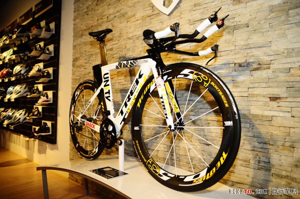 4.新店展出的TREK-LIVESTRONG公路车.jpg