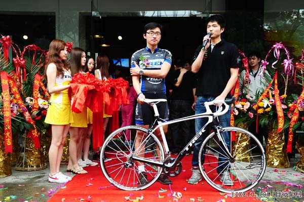 TREK中国区市场部经理崔凯将一部崭新的“DOMANE”公路战车送给了崔尹浩.jpg