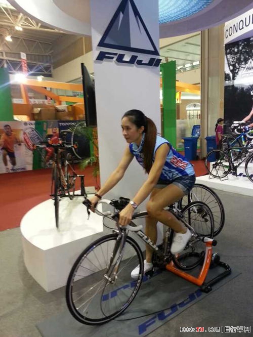 FUJI工作人员试乘公路车