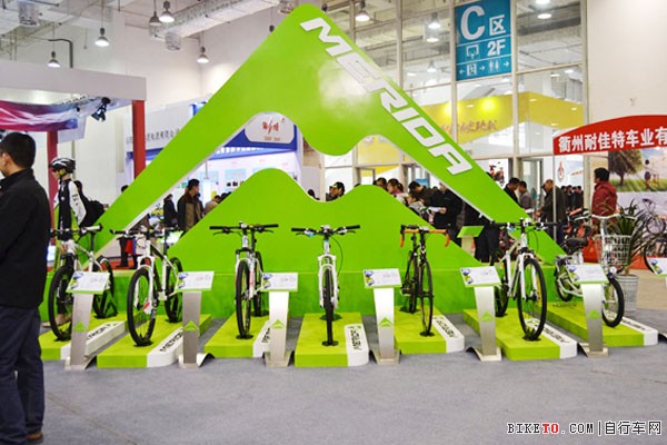 美利达亮相第八届山东国际自行车、电动车及零部件展览会 美利达亮相第八届山东国际自行车、电动车及零部件展览会