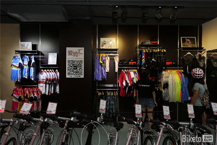 骑行服陈列区 骑行服陈列区