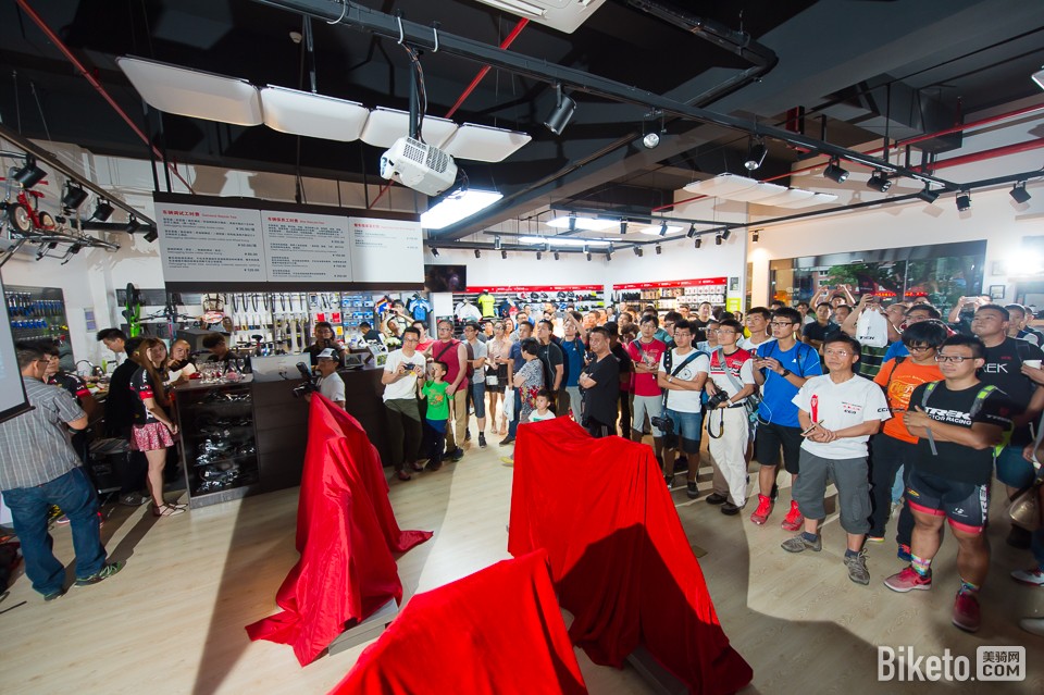 车店正中摆放了3台在红布之下的待发新品 车店正中摆放了3台在红布之下的待发新品