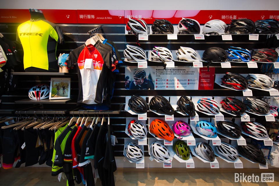 车店一侧陈列着人身装备等产品 车店一侧陈列着人身装备等产品