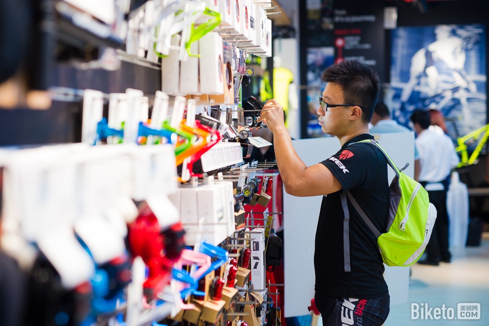 车友在试用新产品 车友在试用新产品