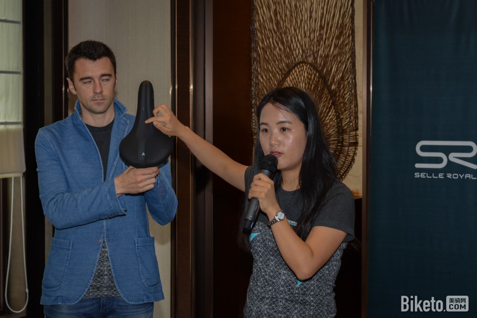 SR工作人员在介绍新产品 SR工作人员在介绍新产品