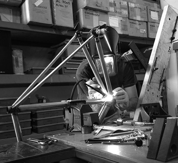 焊接中的masi车架.jpg 焊接中的masi车架.jpg